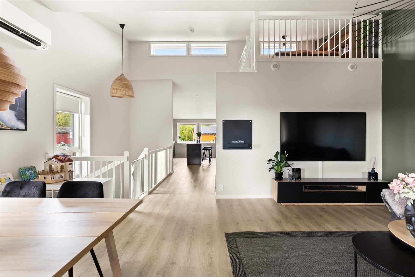 I andre etasje finner du en lys stue i delvis åpen løsning med kjøkkenet. Galleribilde