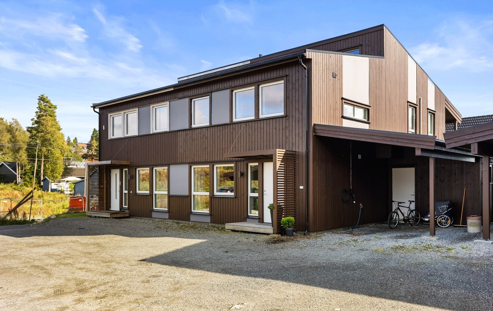Praktisk parkering i egen carport med elbillader og tilhørende isolert bod. Galleribilde