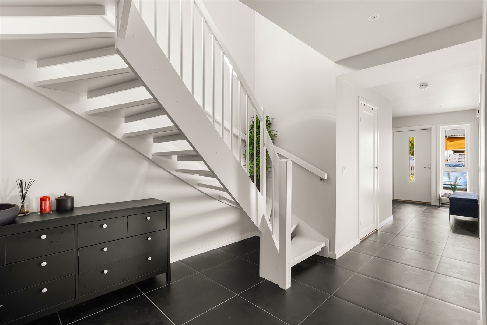 Gangen er flislagt og har behagelig gulvvarme. Galleribilde