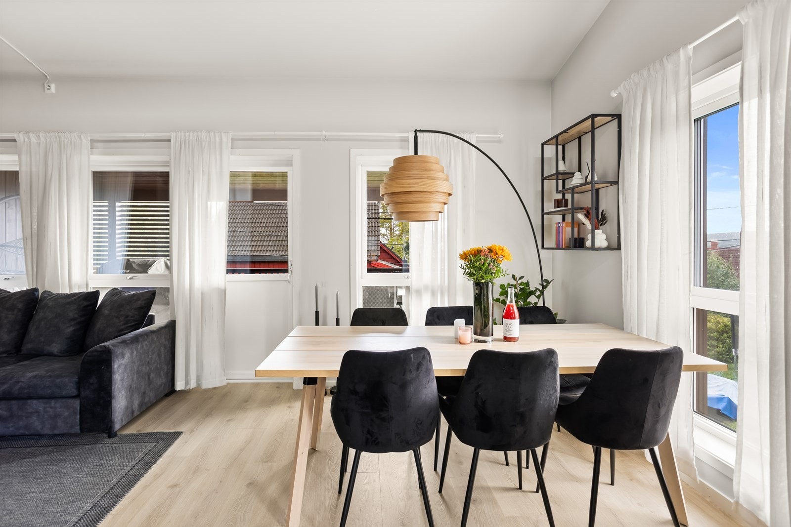 Stuen har gode vindusflater som slipper inn rikelig med naturlig lys. Galleribilde