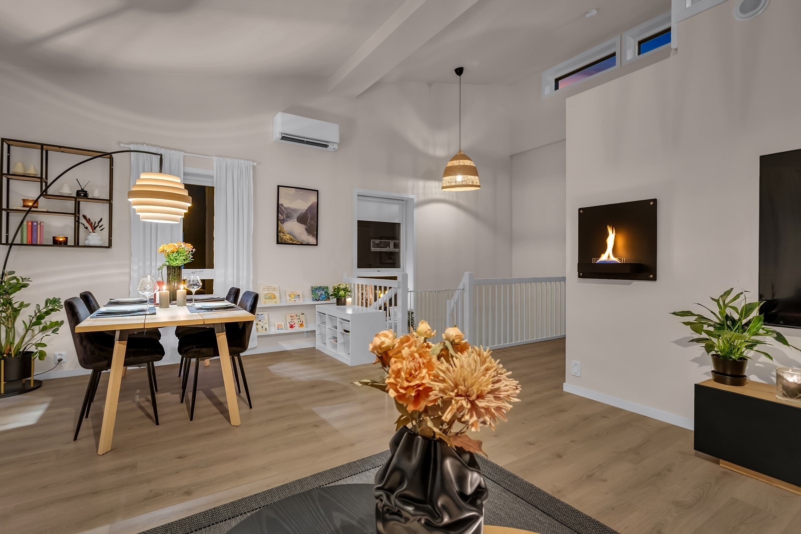 Dette er en lekker og moderne halvpart av en vertikaldelt tomannsbolig. Galleribilde