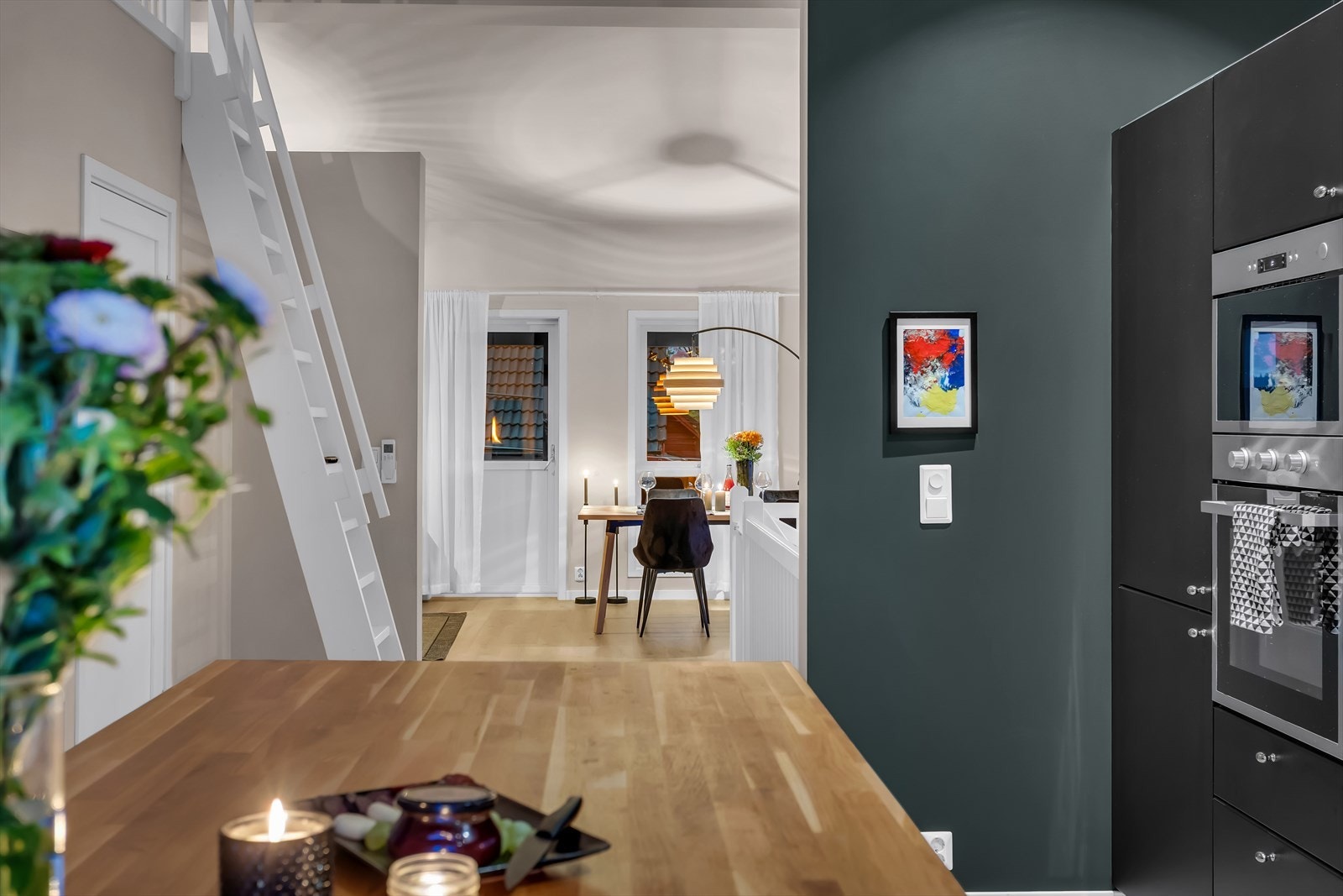 Fra kjøkkenøya har du full oversikt over den sosiale sonen. Galleribilde