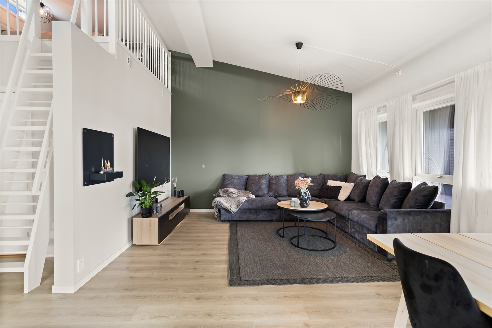 Den imponerende takhøyden på opptil 4,2 meter og store vindusflater gir rommet en fantastisk romfølelse. Galleribilde