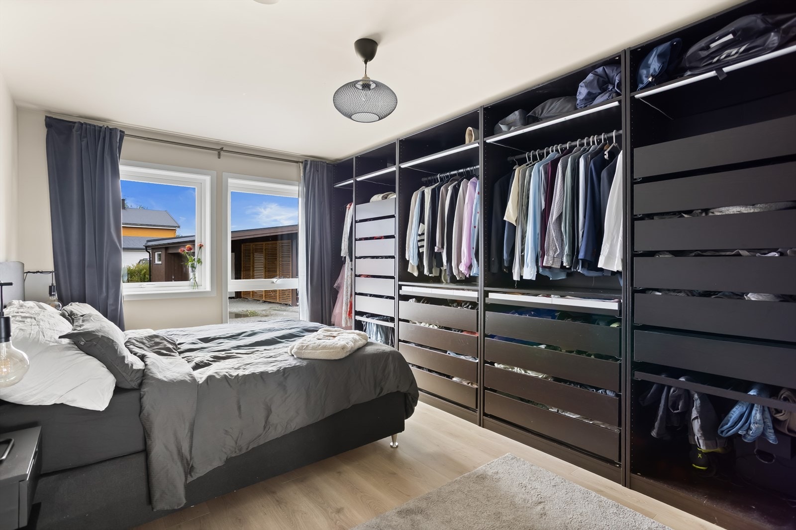 Det er godt med oppbevaringsplass i garderobeskap. Galleribilde