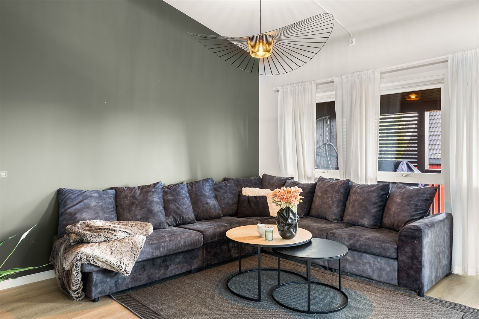 Veggene er malt i delikate farger og på gulvet er det lagt laminat. Galleribilde