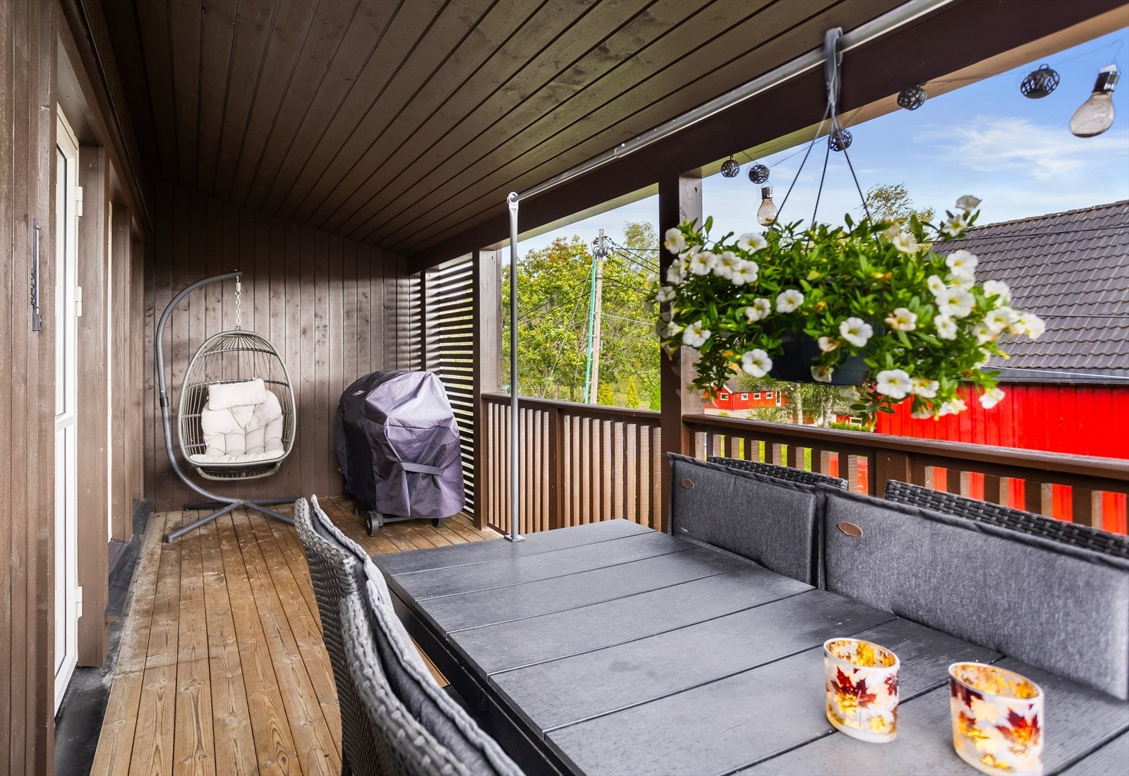 Balkongen blir som en forlengelse av stuen i sommerhalvåret. Galleribilde