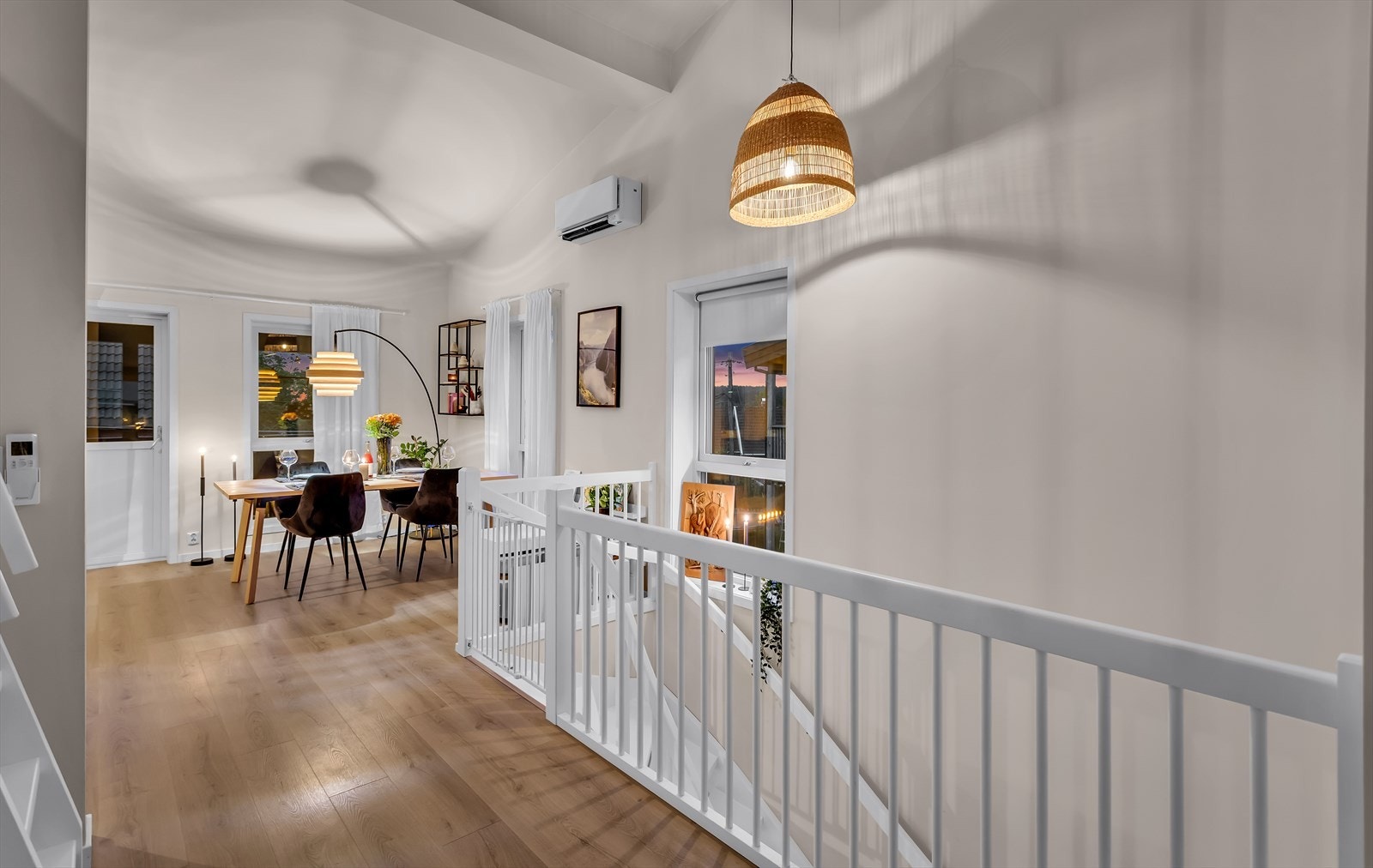 Ankomst til andre etasje med åpen løsning mot stue og spisestue. Galleribilde