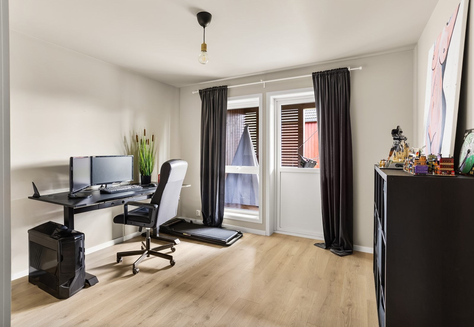 Fra soverom 3 er det utgang til en flott platting på 14m² og hagen. Galleribilde