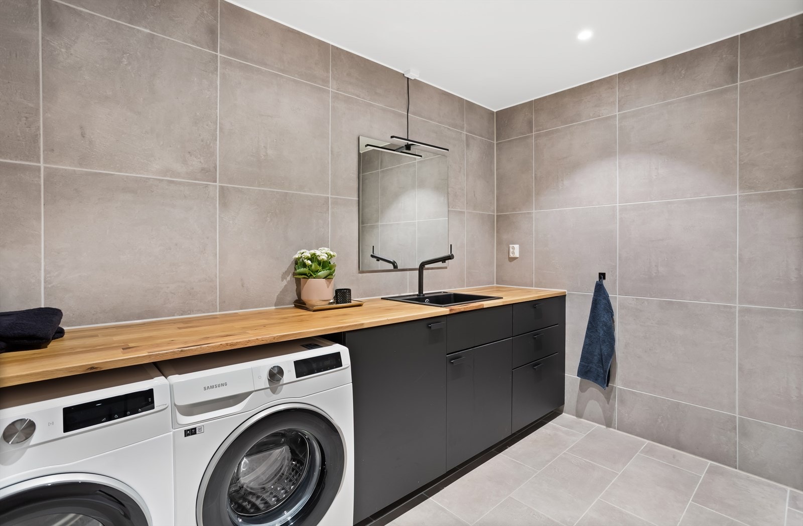 Badet er innredet med servantskap med mørke/glatte fronter, speil, toalett og dusjhjørne med innfellbare dører. Galleribilde