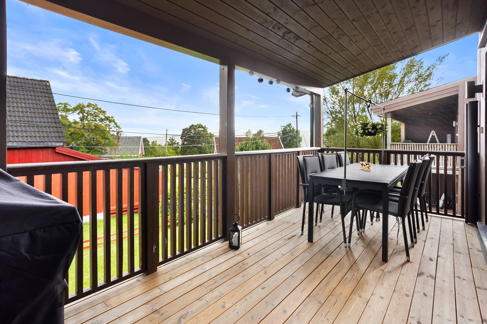 Balkongen er dekket med impregnert trevirke. Galleribilde