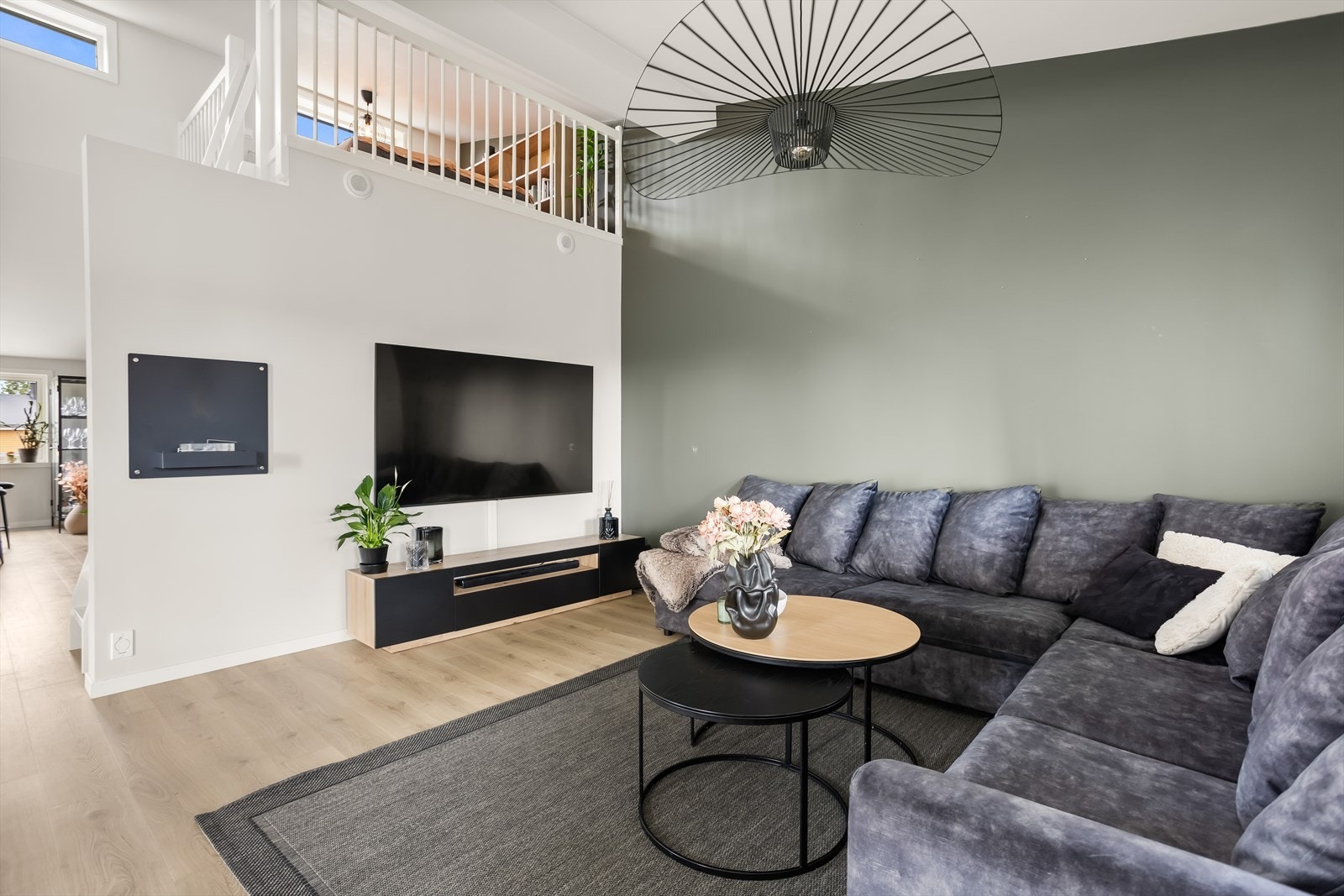 Rommet er lett å møblere med plass til både sofagruppe, mediemøbler og spisebord. Galleribilde