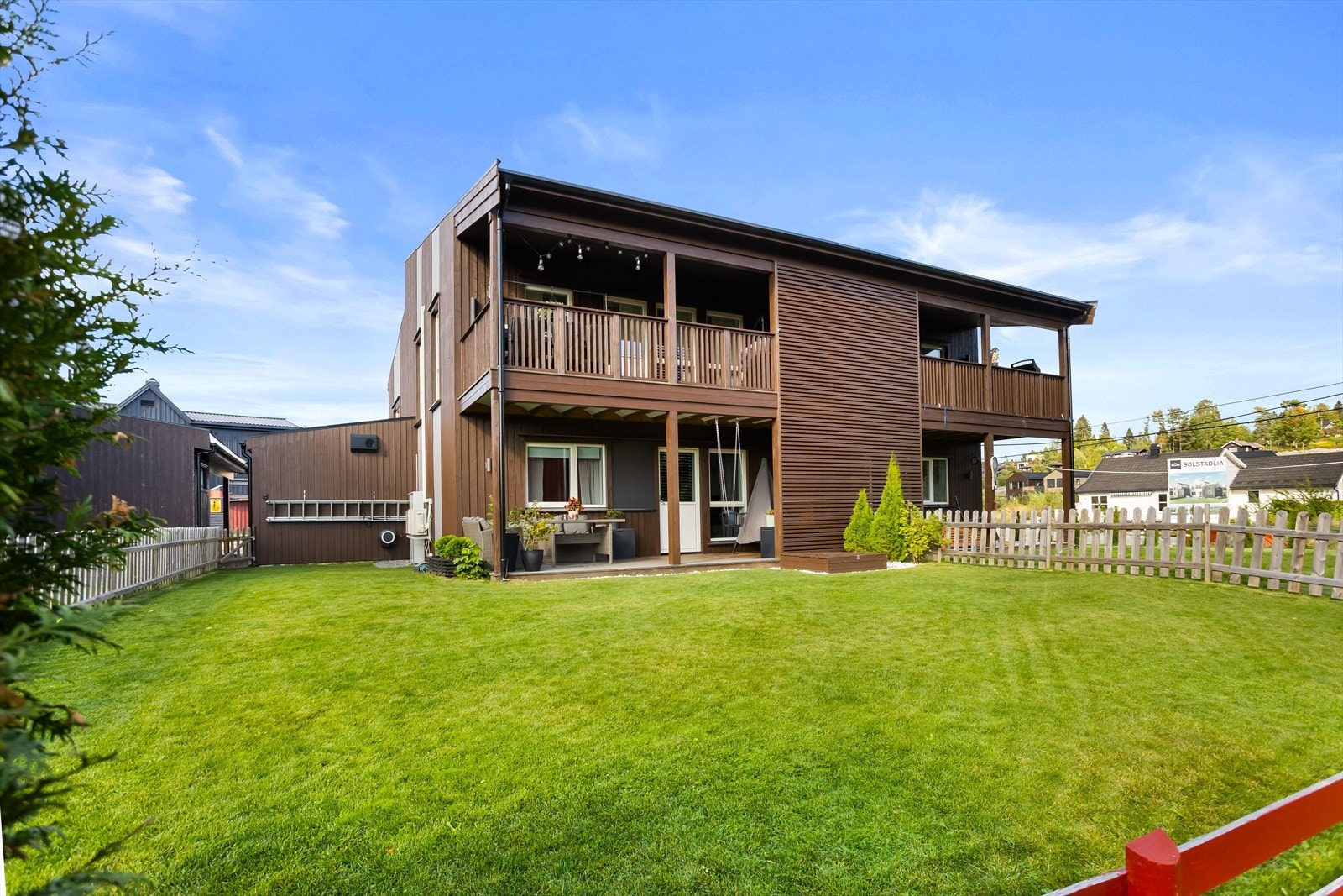 En stor, velstelt hage som inviterer til lek og utendørsaktiviteter for hele familien. Galleribilde