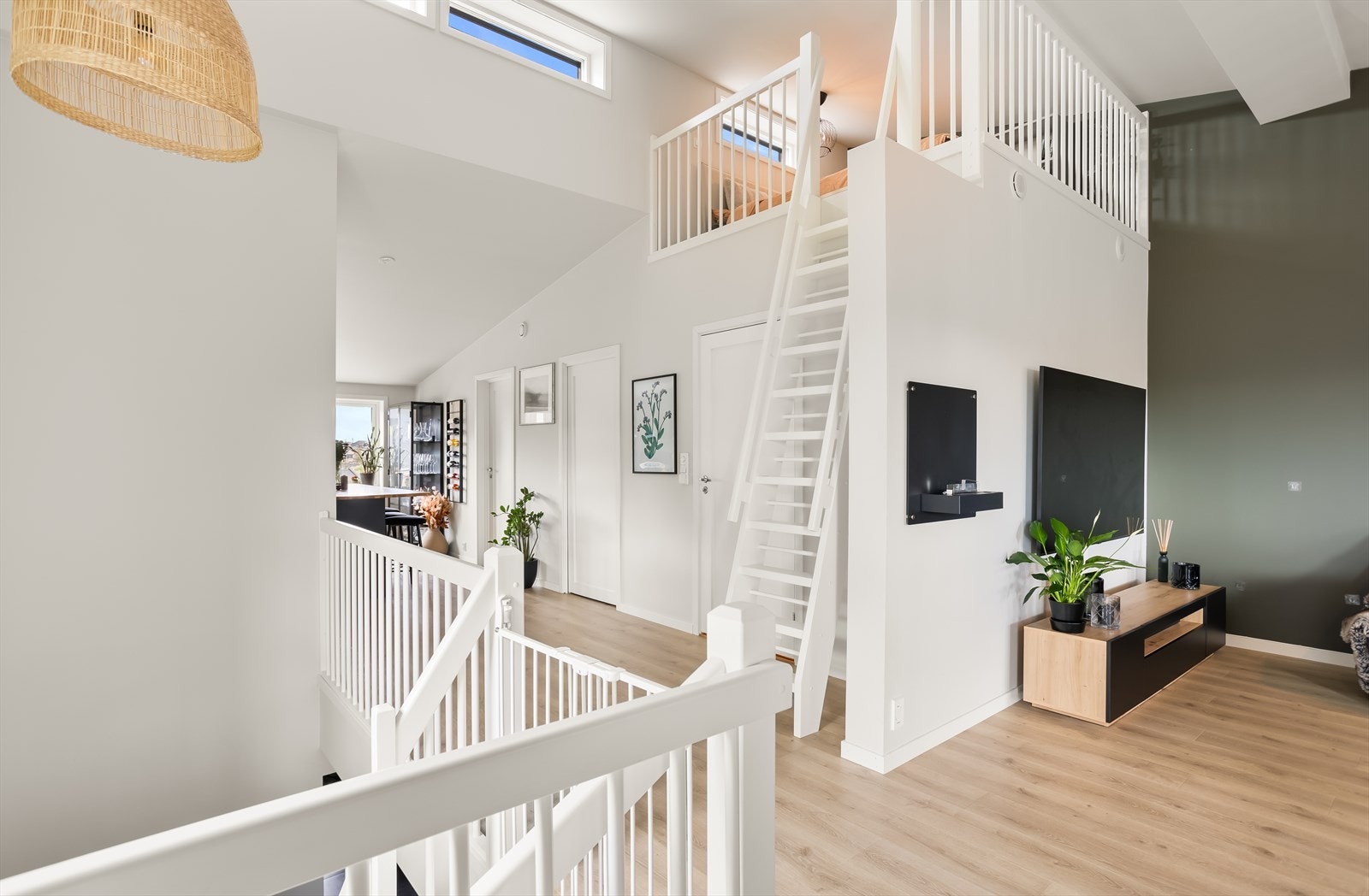 En sjarmerende hems gir ekstra, fleksibel plass over stuen. Galleribilde