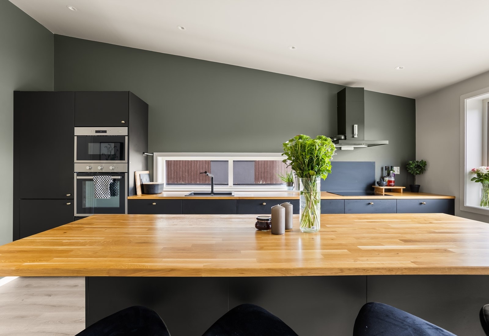 Innredningen består av mørke/glatte fronter, mørk benkeplate i heltre og sort vask. Galleribilde