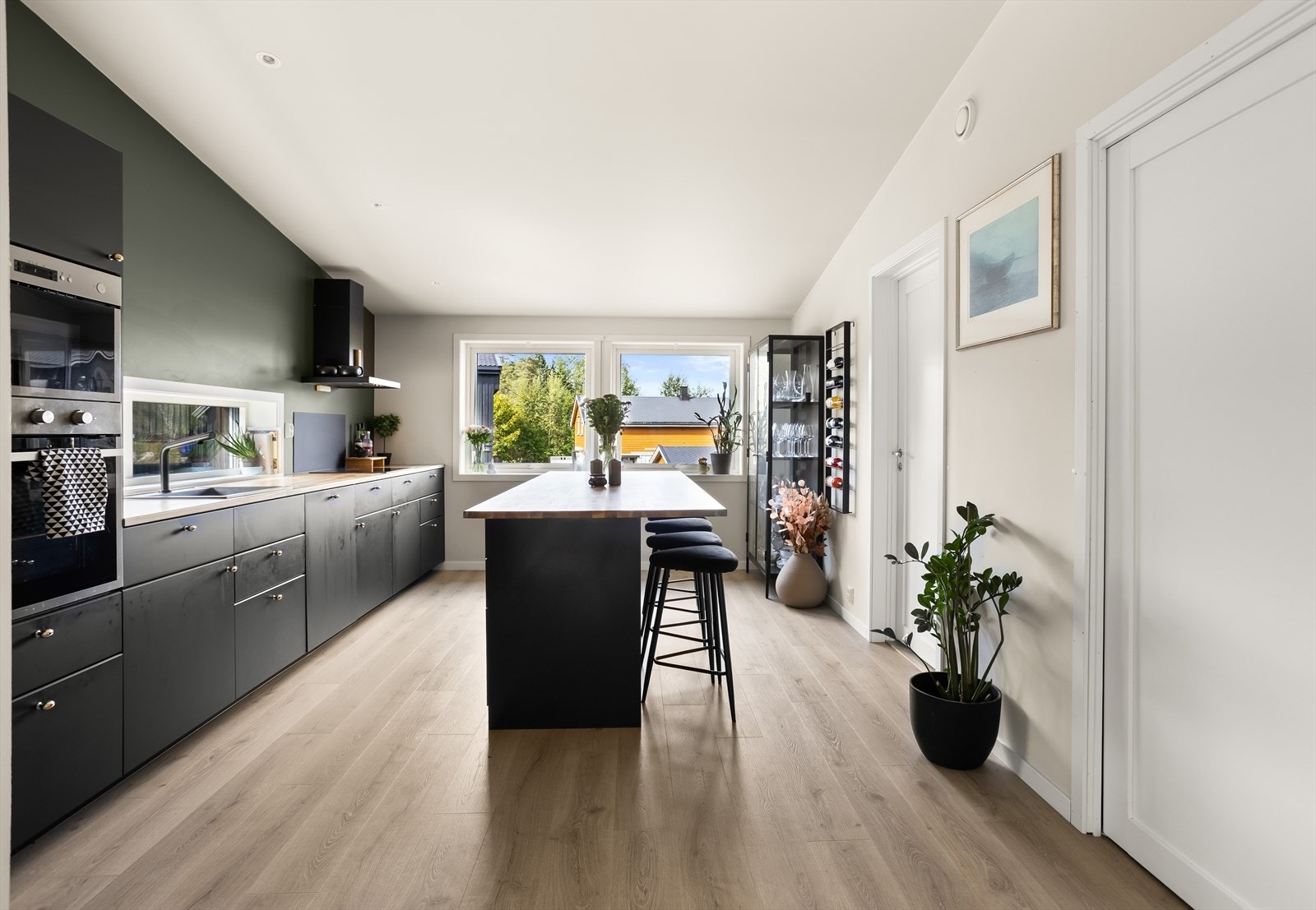 Kjøkkenet har rikelig med lagringsplass i skap og skuffer samt godt med benkeplass. Galleribilde