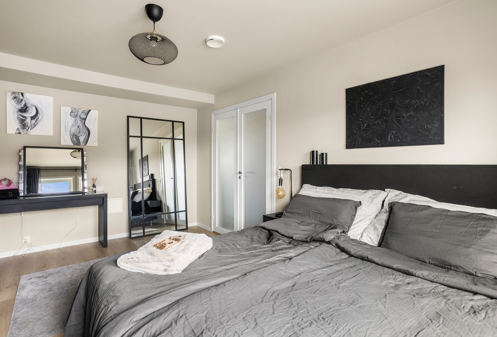 Rommet har god plass til dobbeltseng, tilhørende nattbord og annet soveromsinteriør. Galleribilde