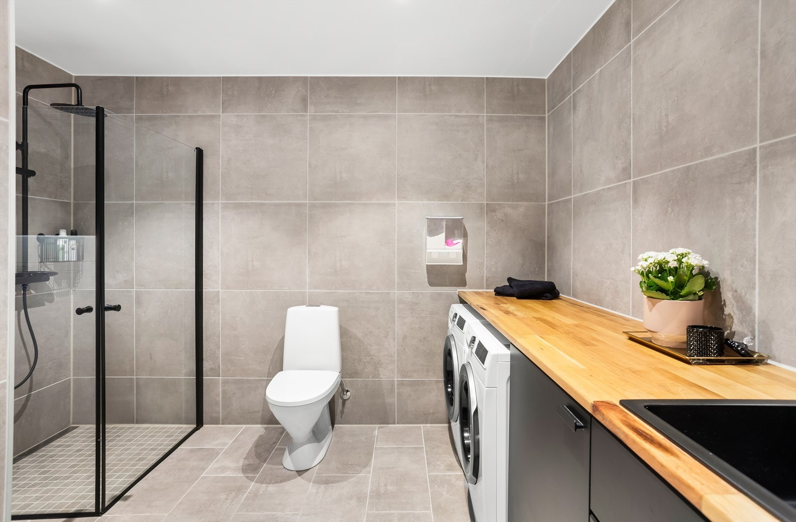 Delikat bad med flislagte overflater, gulvvarme og balansert ventilasjon. Galleribilde