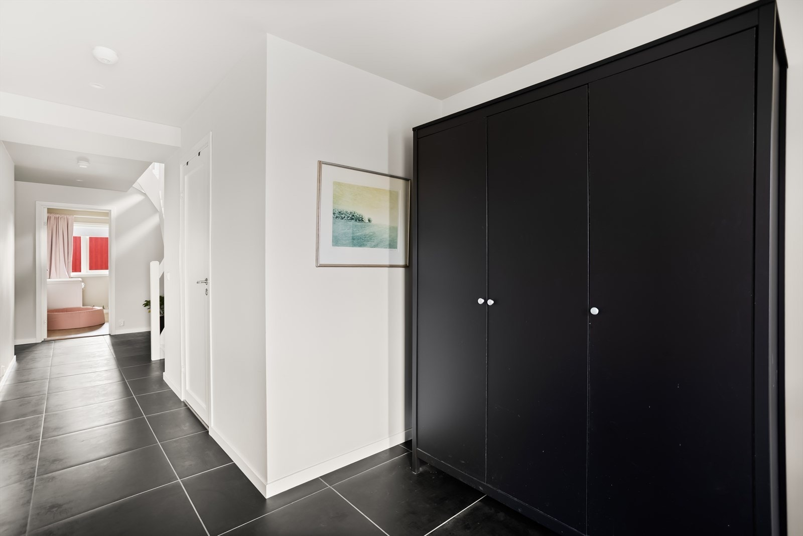 Velkommen inn! Innbydende entré med god plass til yttertøy og sko i garderobeskap. Galleribilde