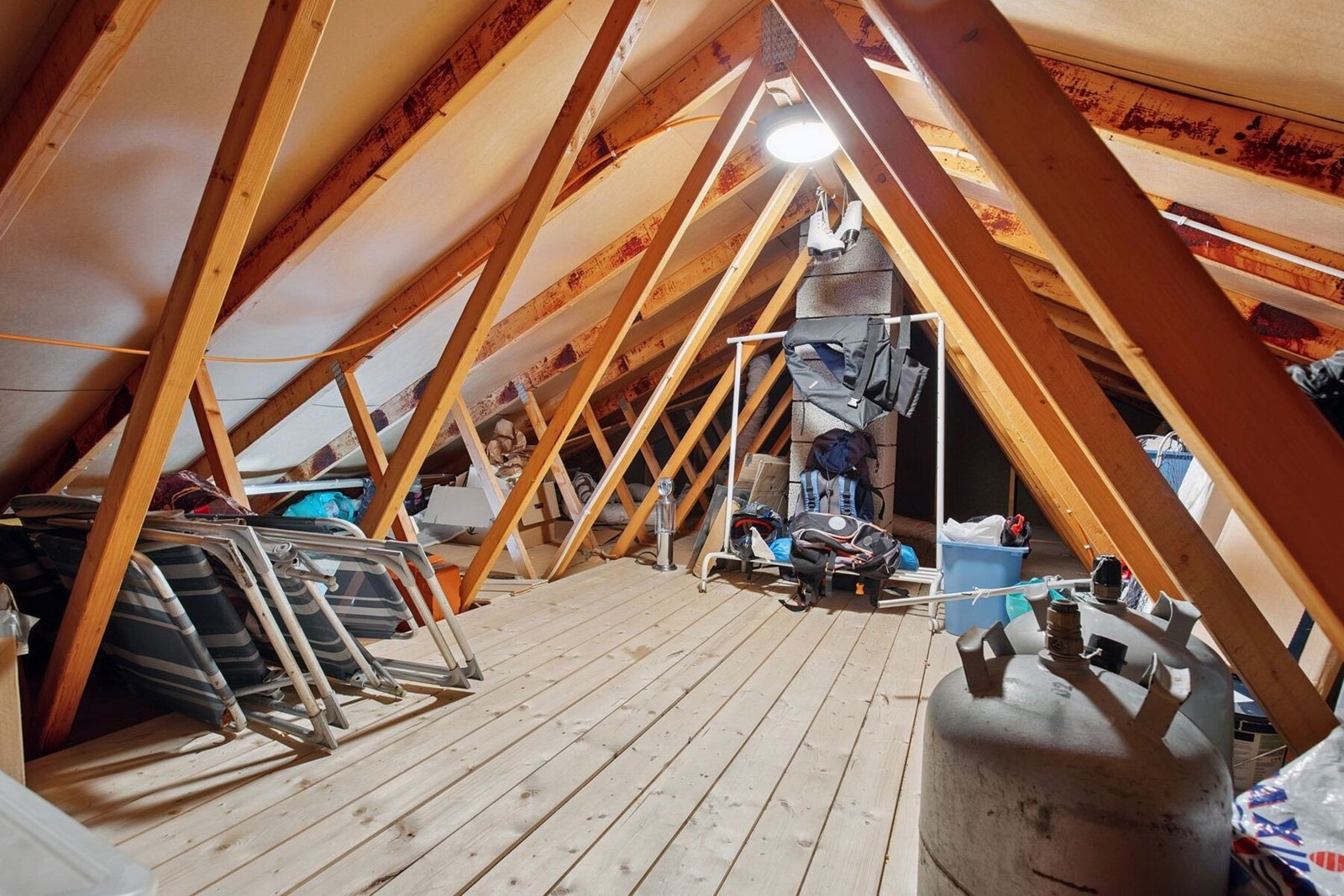 Loftsetasje som gir rikelig med ekstra oppbevaringsplass. Galleribilde