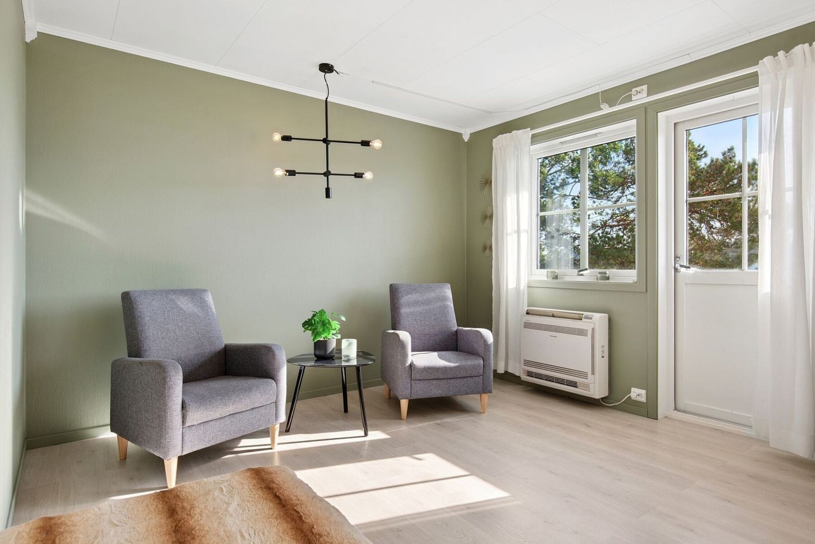 Fra stuen er det direkte utgang til balkongen. Galleribilde