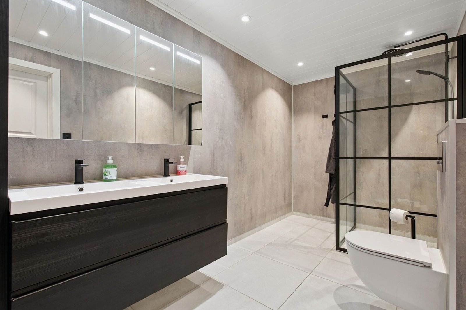 Badet er oppgradert i 2019 og holder derfor en tidsriktig god standard. Galleribilde