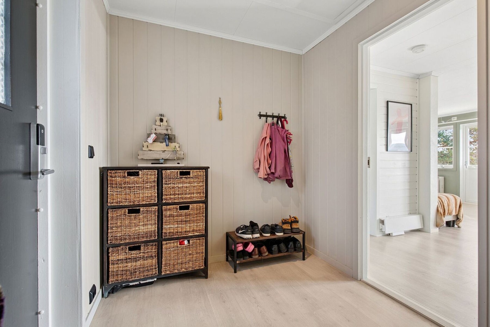 Boligen varmes opp med elektrisitet, herunder ved bruk av varmepumpe. Galleribilde
