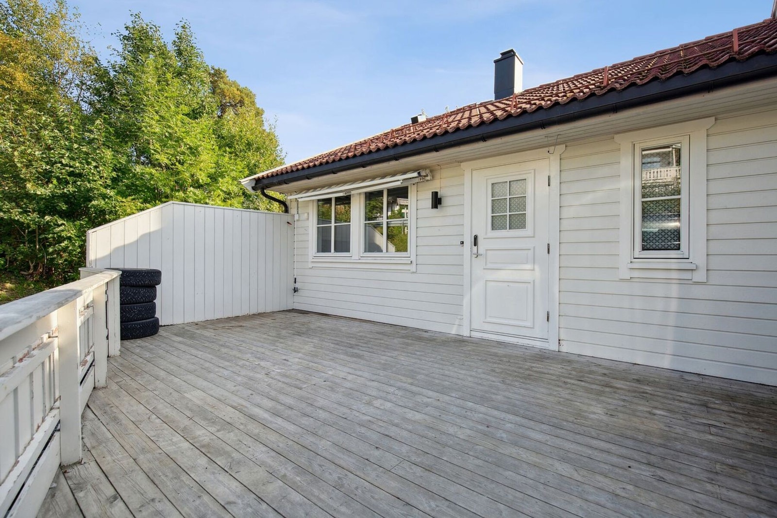 Inngangspartiet har en tilhørende terrasse på hele 26 kvadratmeter. Galleribilde