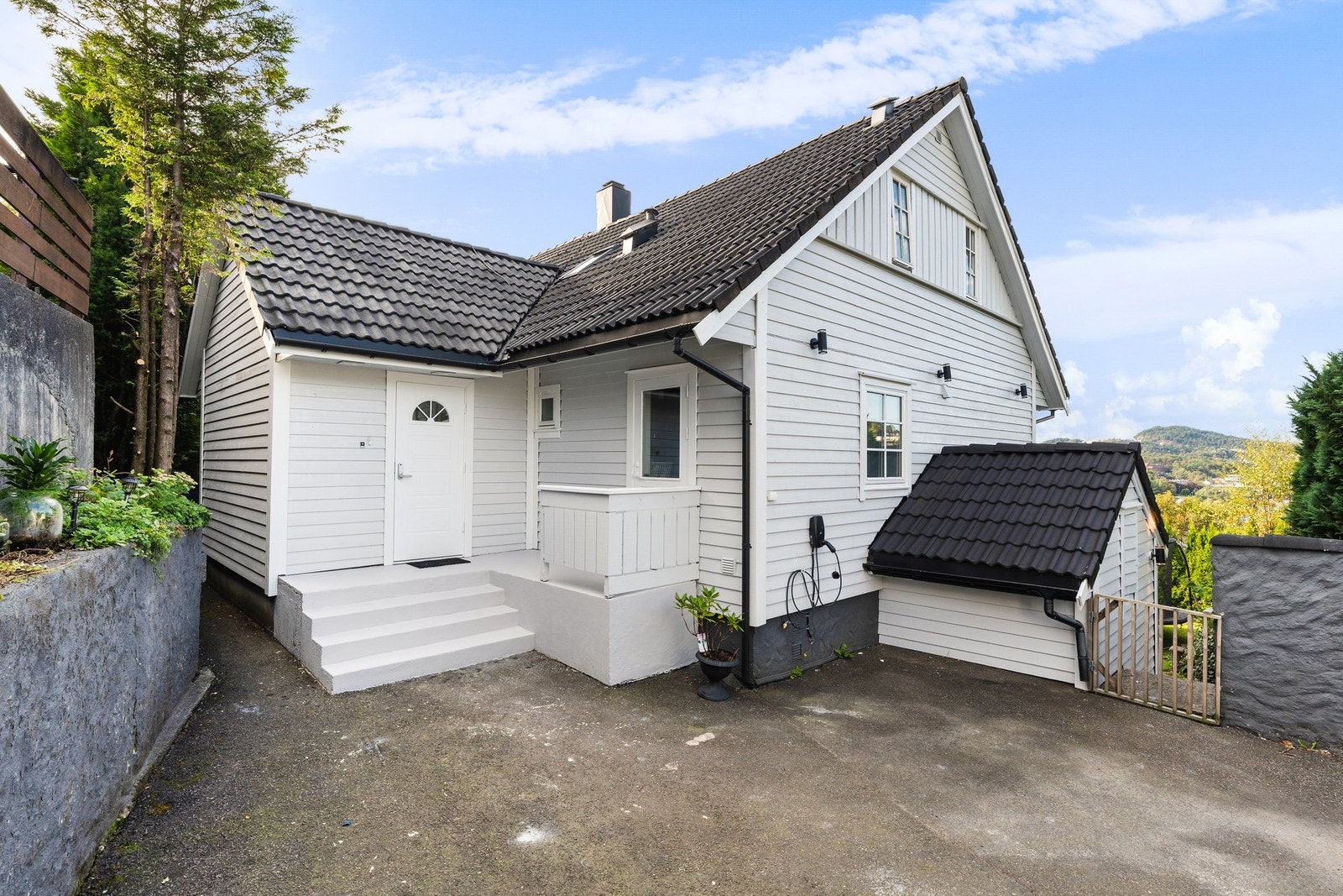 Husets hovedinngang. Det er egen inngang til kjelleretasjen. Galleribilde