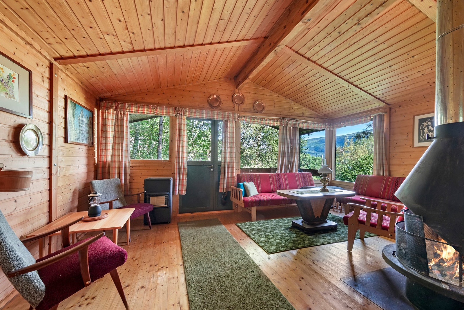 Lakkert tregulv og veggflater og tak med trepanel Galleribilde