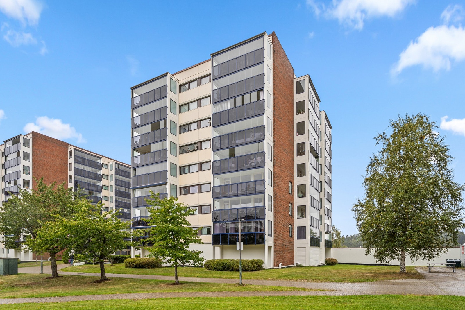 Eiendommen ligger i et rolig nabolag preget av blokkbebyggelse og hyggelige naboer Galleribilde
