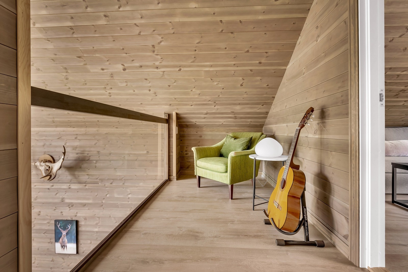 Innbydende loftstue med åpen løsning mot stuen. Loftstuen er praktisk ved behov for et ekstra rom som kan innredes med sittegrupper og annen møblement. Galleribilde