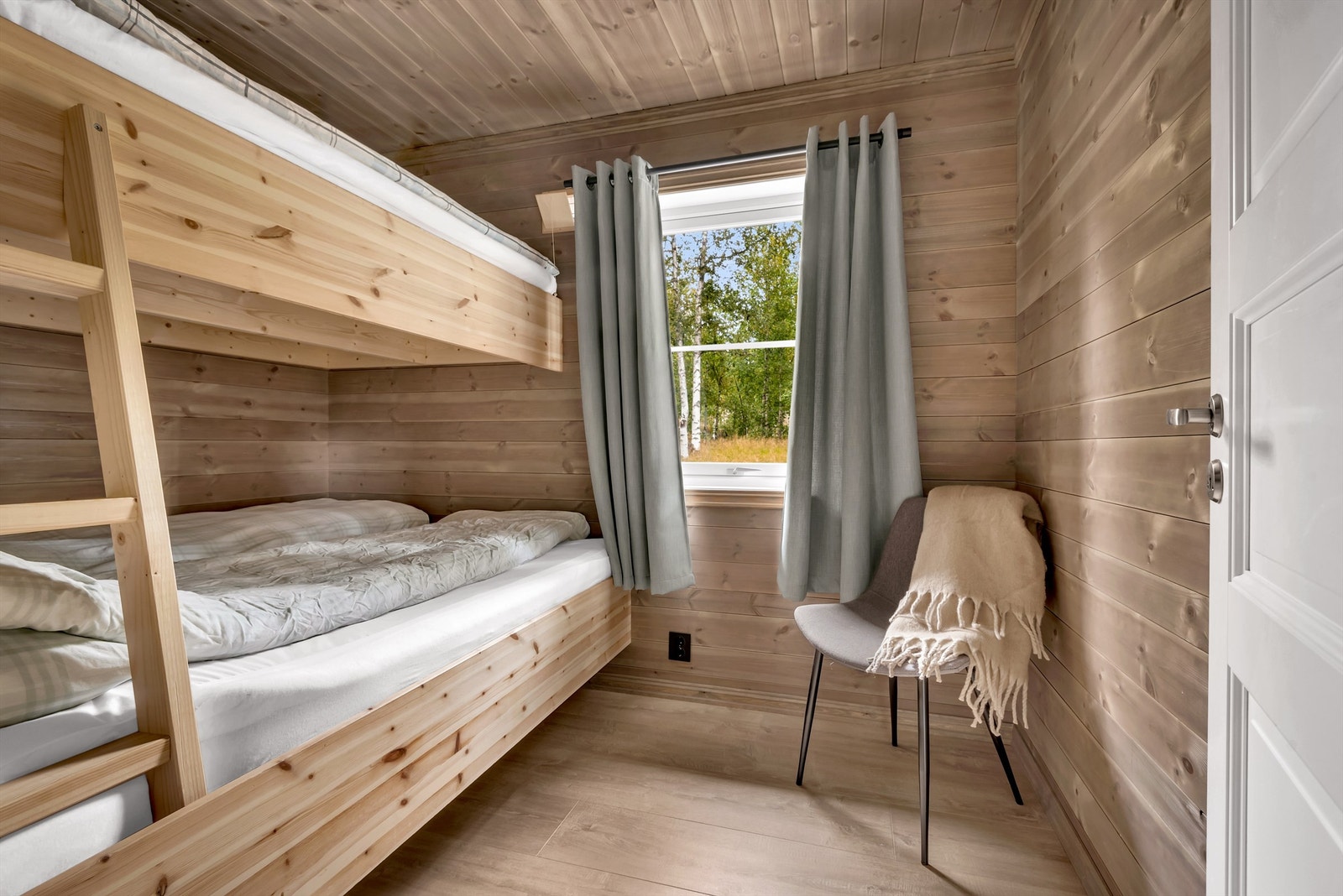 Hytta har 3 soverom med nok sengeplass til familien, og eventuelle gjester. Hovedsoverommet har plass til dobbeltseng og nattbord, samt garderobeløsning. Galleribilde