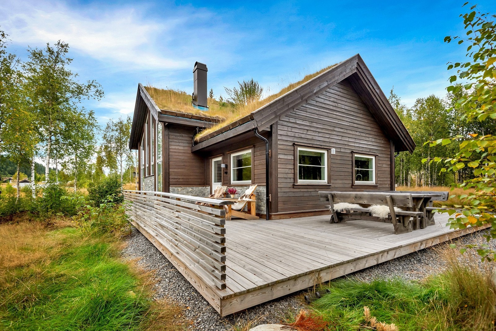 Nærhet til preparerte skiløyper, turstier og flere fiske- og bademuligheter, samt jaktmuligheter. Perfekt sommer -og vinterhytte! Galleribilde