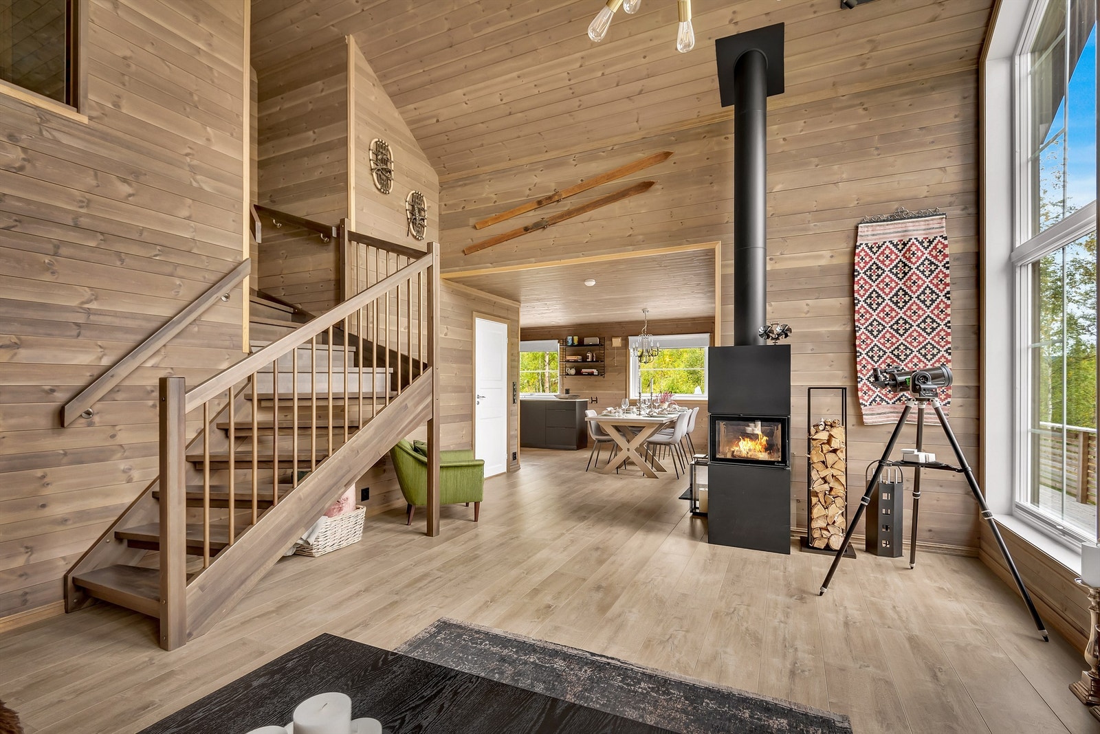 Rommet er et hyggelig sted å oppholde seg for kort- og brettspill for å samle gjengen. Moderne Nordpeis Bos peisovn som varmer godt på kjølige dager og vinterstid. Galleribilde