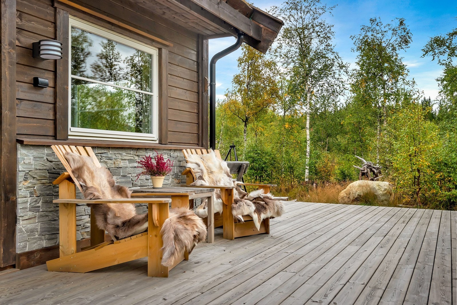 Eiendommen har flotte uteplasser, hvor man kan følge solen fra morgen til kveld. Galleribilde