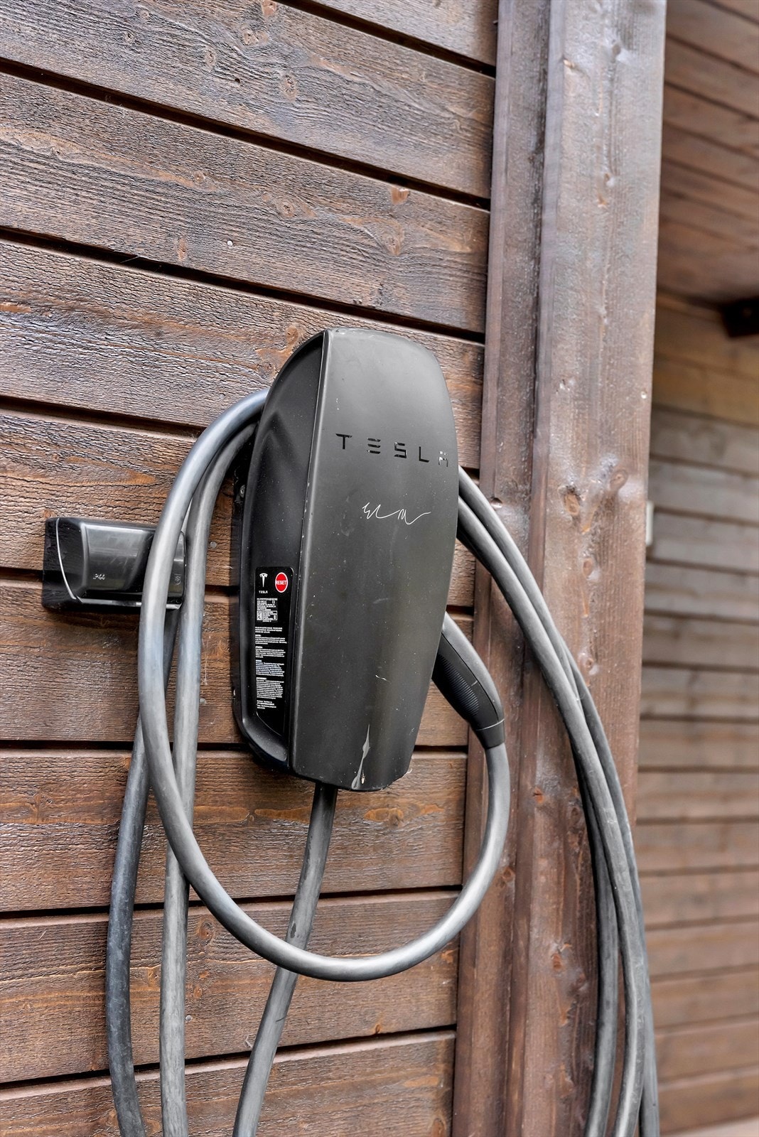 Parkeringsmuligheter på tomten med El-bil lader. Galleribilde