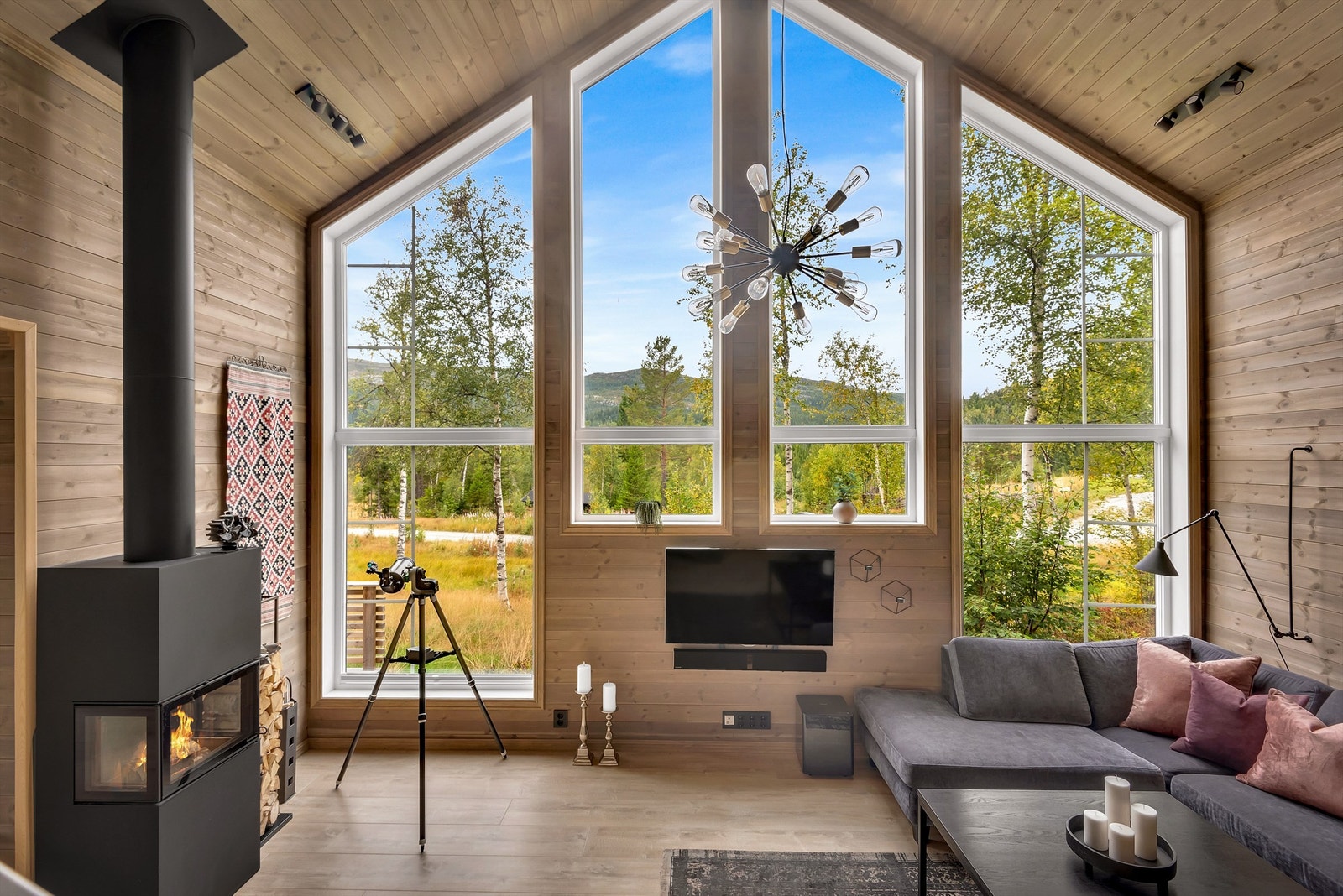 Herlig utsyn mot fantastisk natur. Store vindusflater som gir rikelig med lys, og naturen inn i rommet. Galleribilde