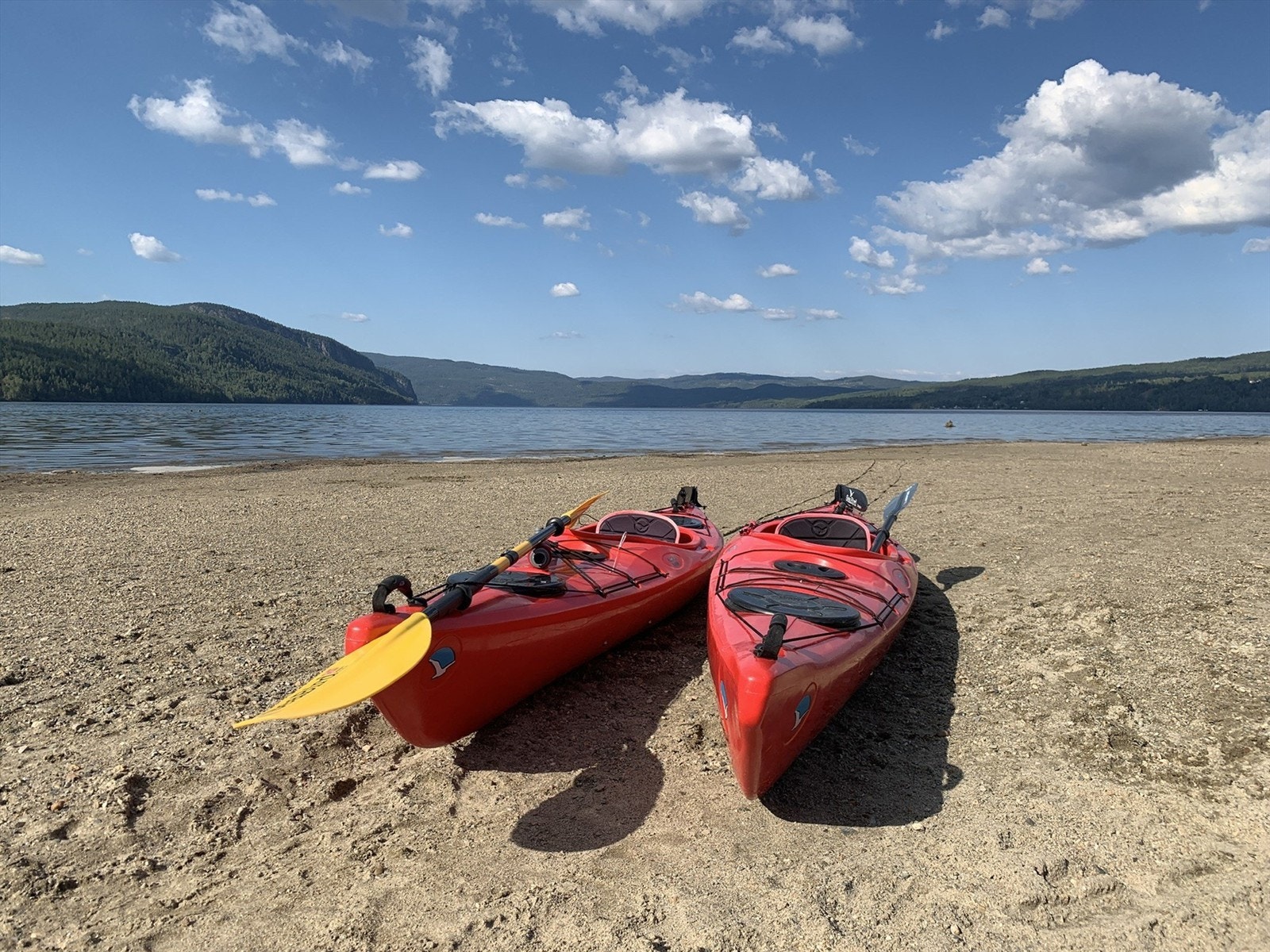 Kajakker er ved badeplassen på Sperillen. Galleribilde