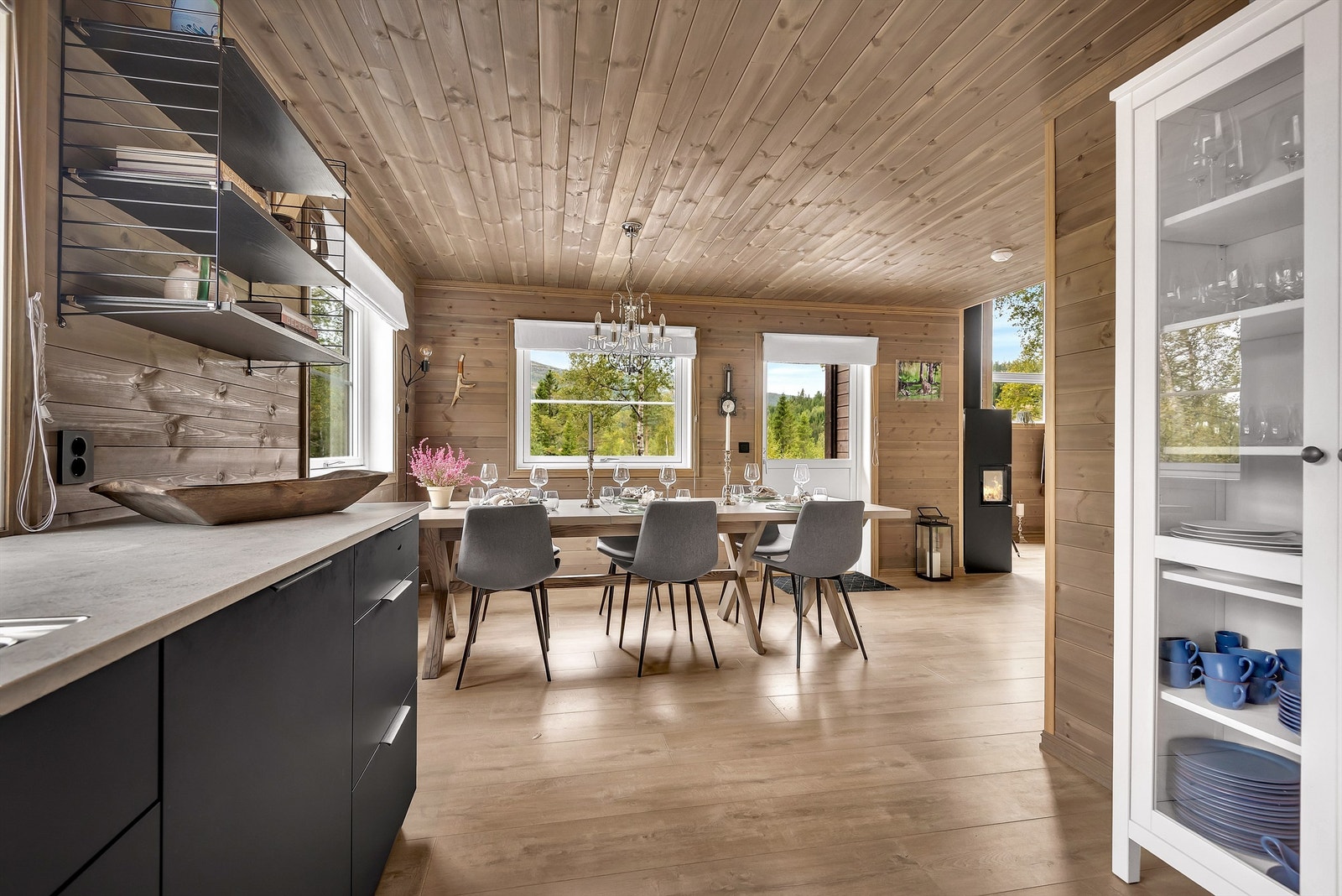 Åpen kjøkkenløsning mot spisestue. Galleribilde