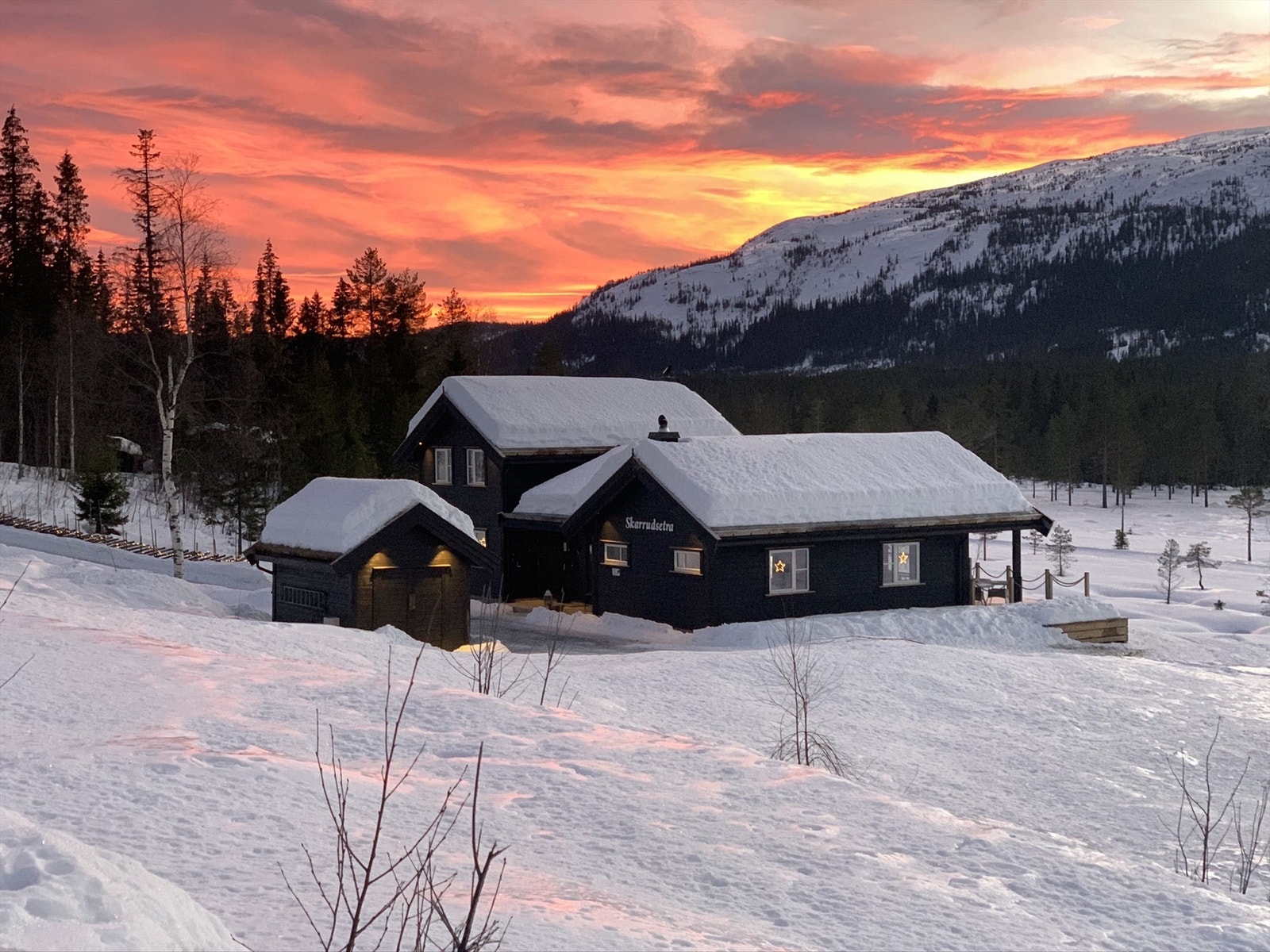 Skarrudsetra byr på matservering og avholder ofte arrangementer for besøkende som Påskeskirenn, livemusikk, rekeaften og mye mer! Galleribilde