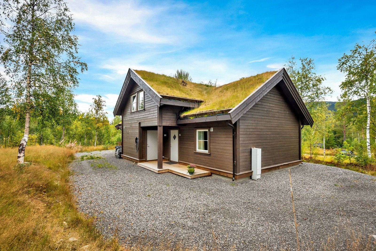 En moderne helårshytte beliggende på Vikerfjell. Hytta har 3 soverom og en loftstue der det kan være mulig å etablere flere sengeplasser(opptil 13 sengeplasser). Det er innlagt strøm, samt vann fra brønn via pumpesystem. Galleribilde