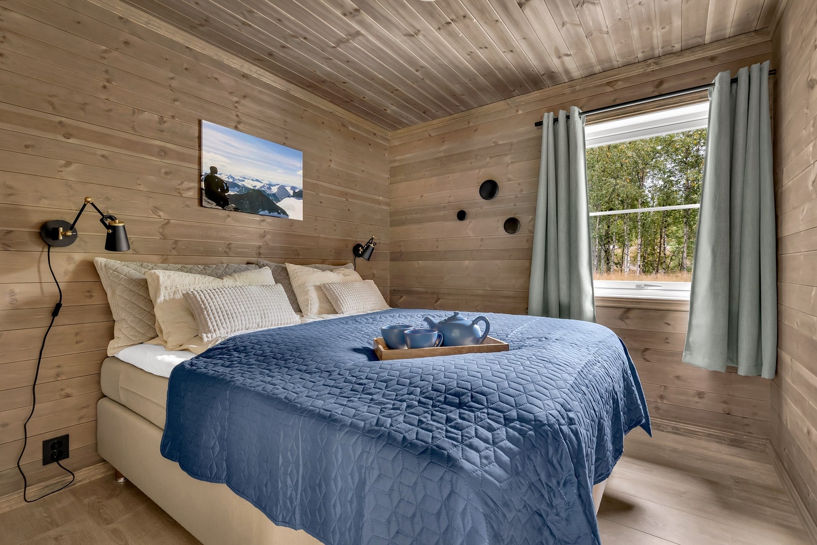 Hovedsoverom med god plass til stor dobbeltseng. Galleribilde