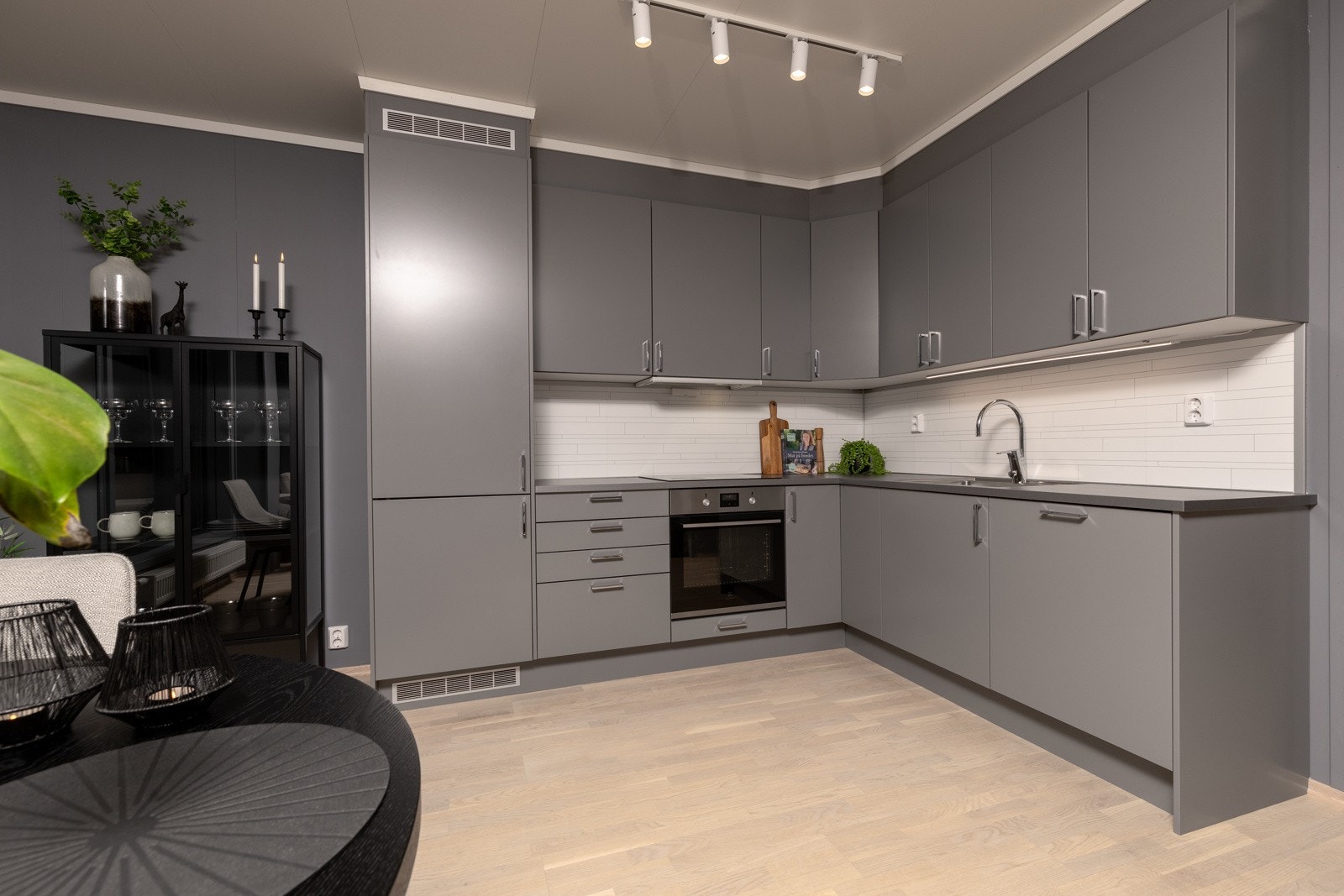 Kjøkken med laminerte fronter og benkeplate Galleribilde