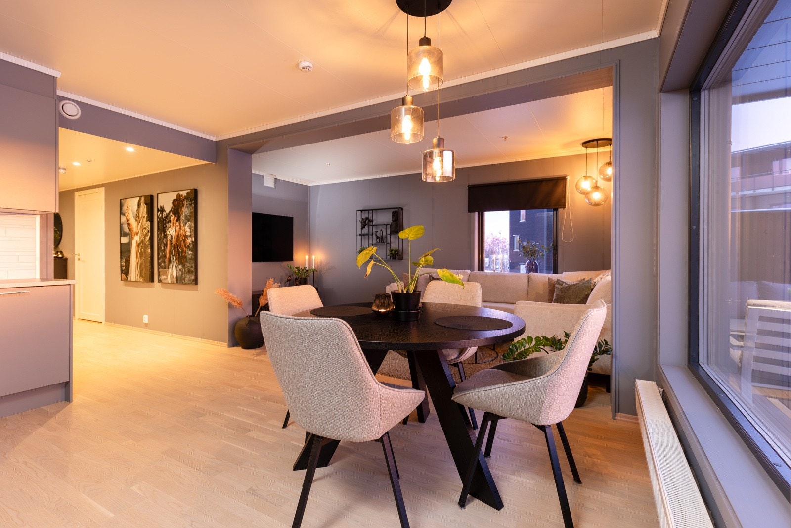 Romslig stue med åpen kjøkken løsning Galleribilde