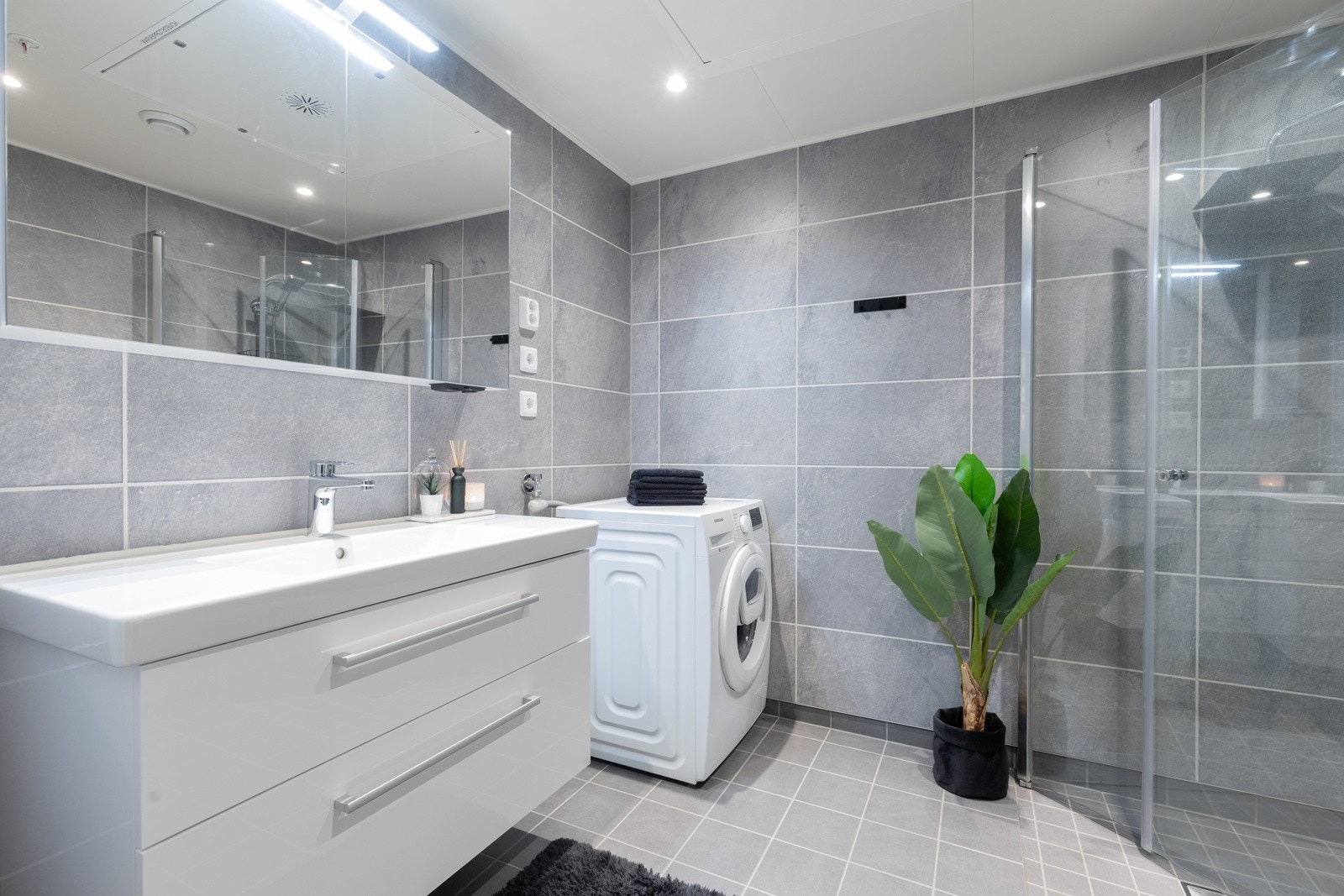 Lekkert bad med baderomsplater og fliser på gulv Galleribilde