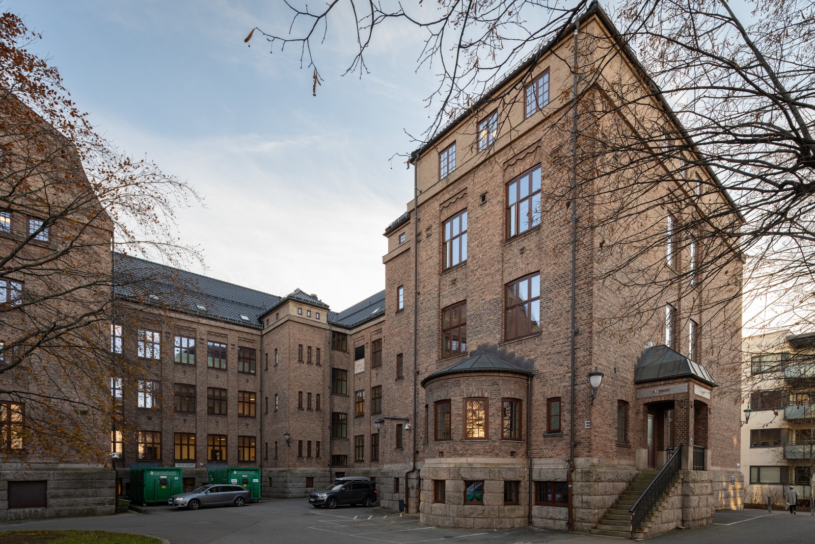 Lokalene er beliggende i kjeller med adkomst fra gateplan. Galleribilde