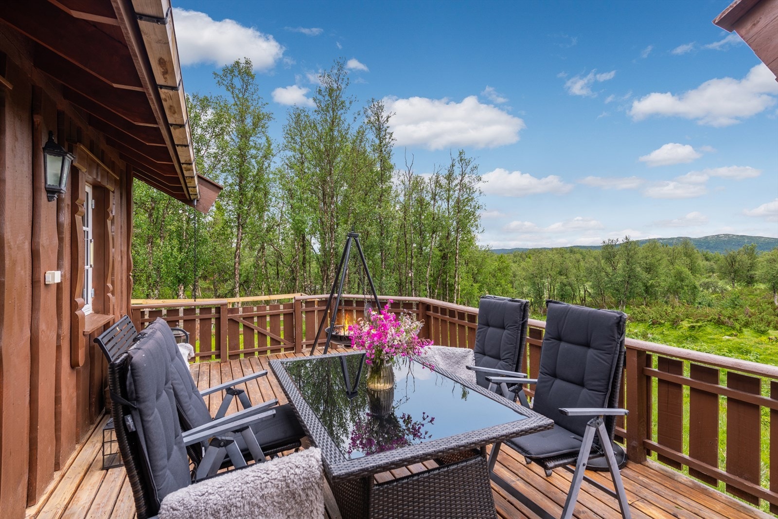 Koselig terrasse med fin utsikt Galleribilde