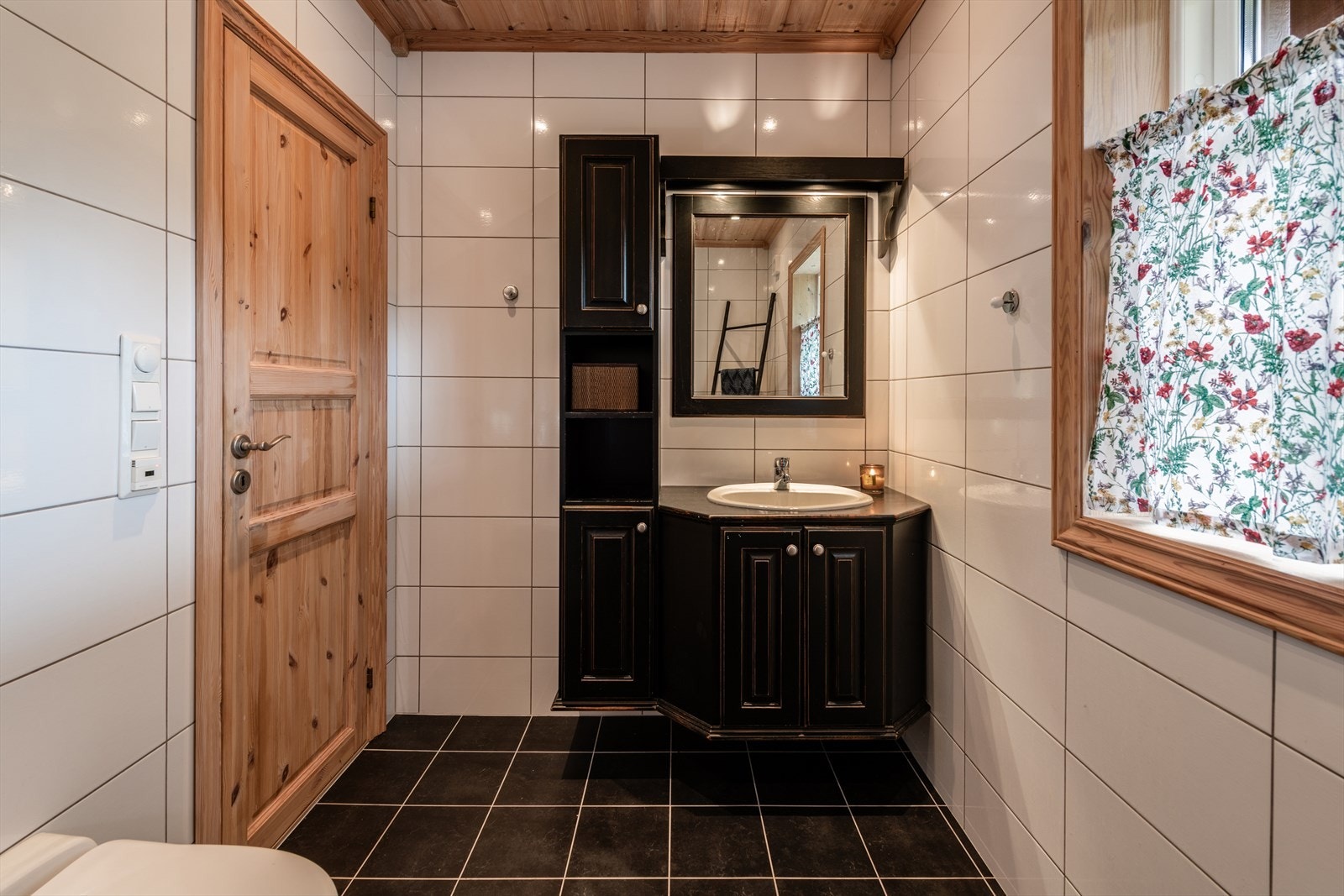 Lyst og romslig bad med fin innredning, flislagte vegger og gulv. Galleribilde