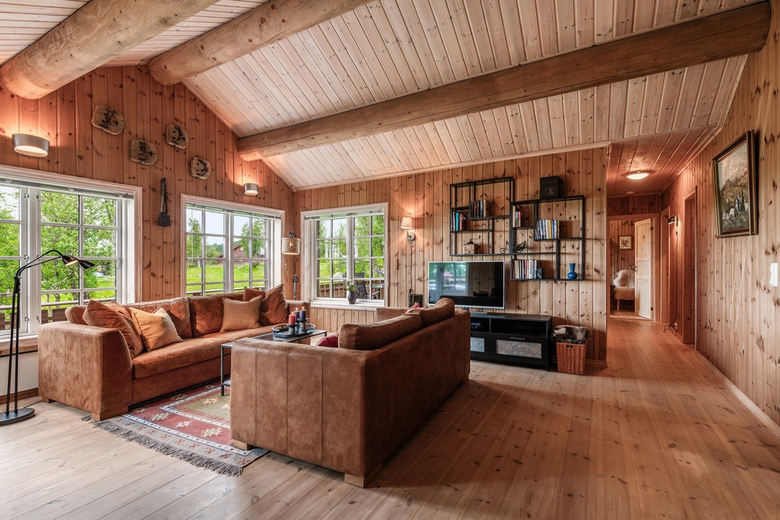 Lys og romslig stue med store vinduer og god takhøyde, som skaper en innbydende og luftig atmosfære. Galleribilde