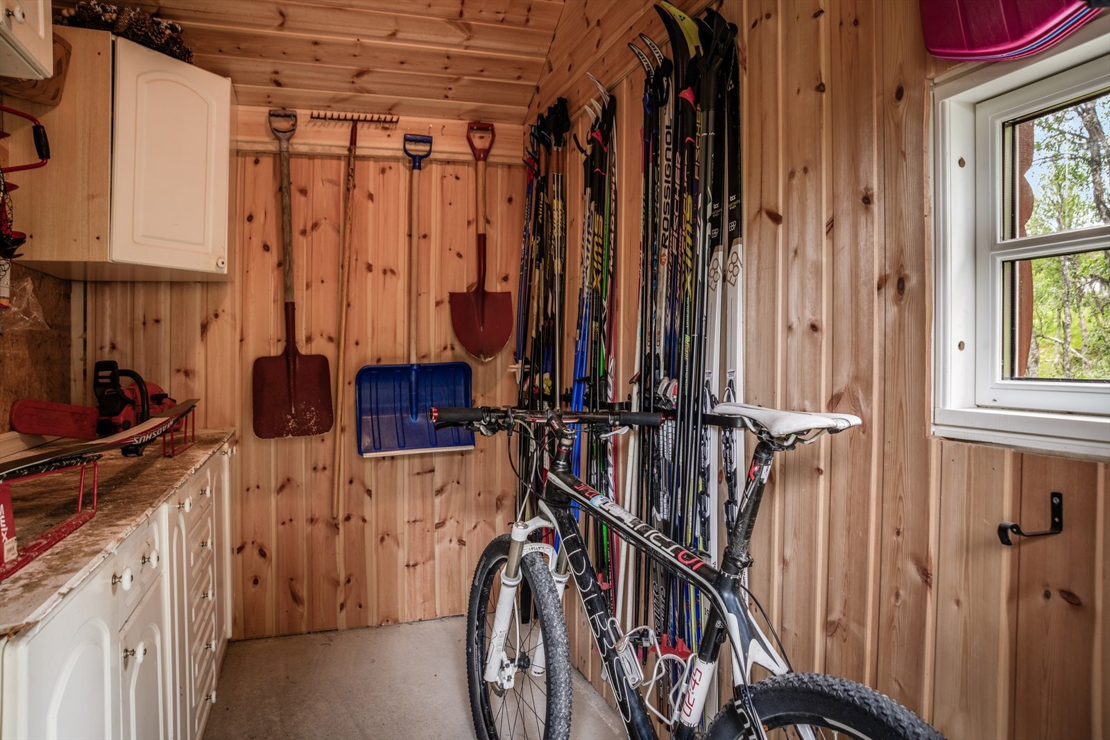 Praktisk bod med tilgang utenifra. isolert og god plass til oppbevaring av sykler og skiutstyr. Galleribilde